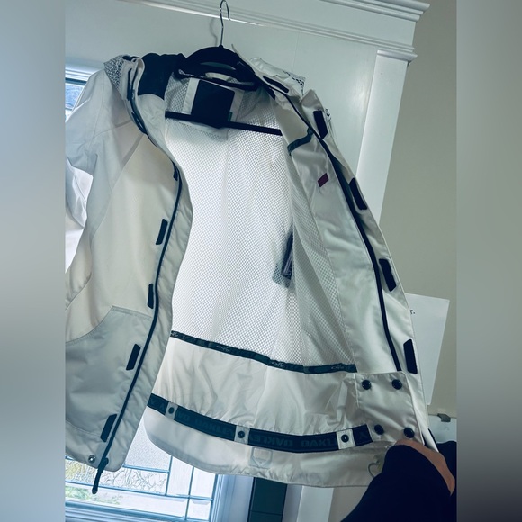 Oakley’s snowboarding over shell coat. Medium in new condition - Picture 2 of 8